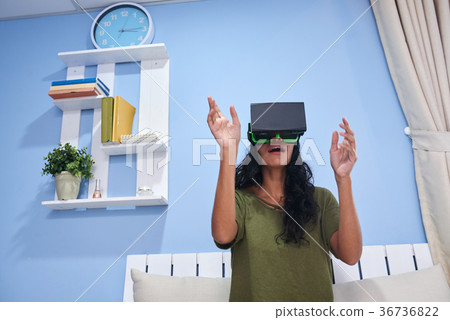Experiencing virtual reality Experiencing virtual reality 36736822