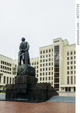 Monument of Lenin at the Government House. Minsk 36737745