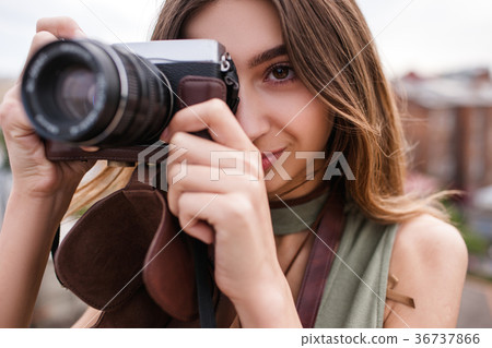 Cityscape woman photoshoot roof concept Cityscape woman photoshoot roof concept 36737866