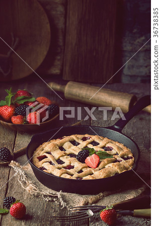 Traditional berry pie Traditional berry pie 36738385