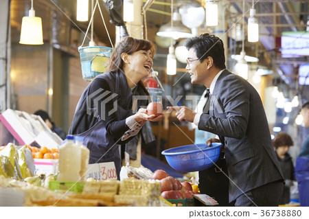 Businessmen, Market, Shopping Businessmen, Market, Shopping 36738880