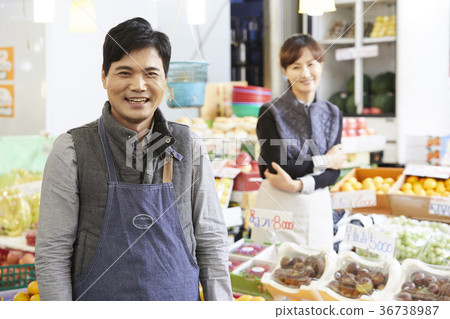 Middle age, trader, traditional market 36738987