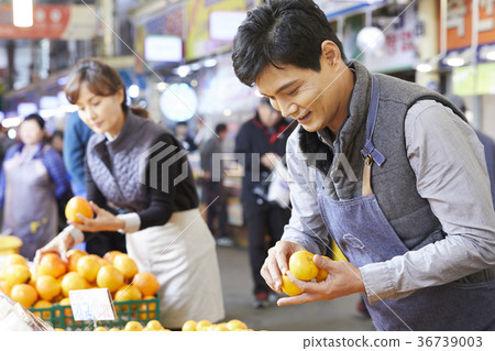 中年,商人,傳統市場 中年,商人,傳統市場 36739003