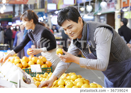 中年,商人,傳統市場 中年,商人,傳統市場 36739024