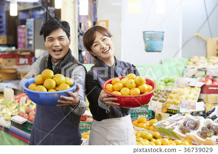 Middle age, trader, traditional market 36739029
