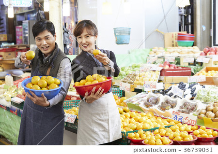 Middle age, trader, traditional market 36739031