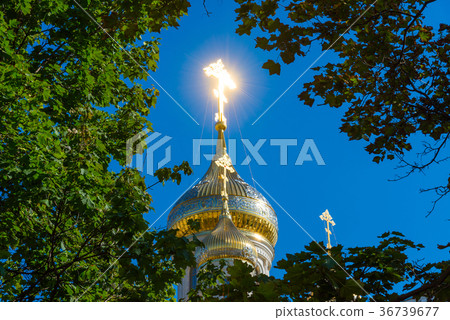 Cross with sunlight flare surrounded by foliage Cross with sunlight flare surrounded by foliage 36739677