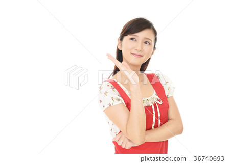 有圍裙的微笑的一名婦女 有圍裙的微笑的一名婦女 36740693