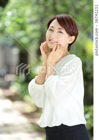 新鮮的綠色美女中年女人 36742231