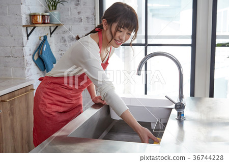 A woman to hone a kitchen 36744228