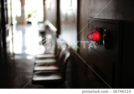 醫院大樓安裝的火災報警器的紅燈 醫院大樓安裝的火災報警器的紅燈 36746319