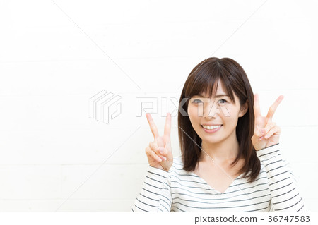 Young woman posing 36747583