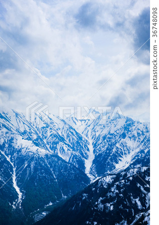 Snowy northern Alps (viewing Mt. Nobokudake from Mount Ashigatake) 36748098