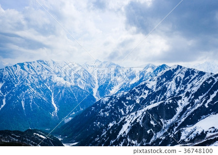 Snowy northern Alps (viewing Mt. Nobokudake from Mount Ashigatake) 36748100