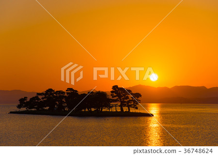 真嗣湖和媳婦島在夕陽下染色 36748624