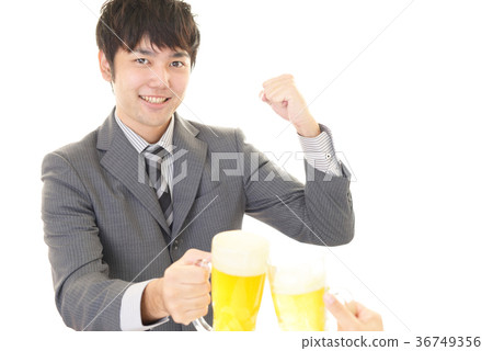 微笑上班族喝啤酒 36749356
