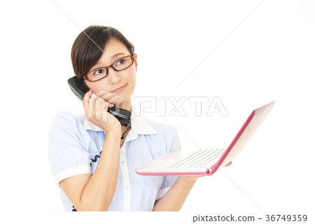 一個女人在電話裡 一個女人在電話裡 36749359