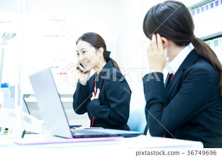 對應與電話辦公室工作者辦公室圖像企業圖像的女性僱員OL商人 對應與電話辦公室工作者辦公室圖像企業圖像的女性僱員OL商人 36749696