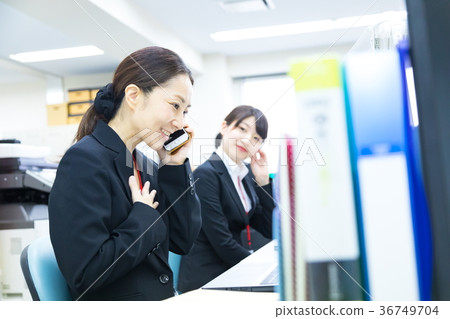 Female employee OL business man corresponding to the phone Office worker Office image Business image 36749704