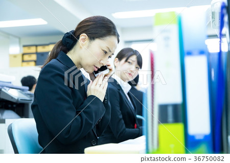 Female employee OL business man corresponding to the phone Office worker Office image Business image 36750082