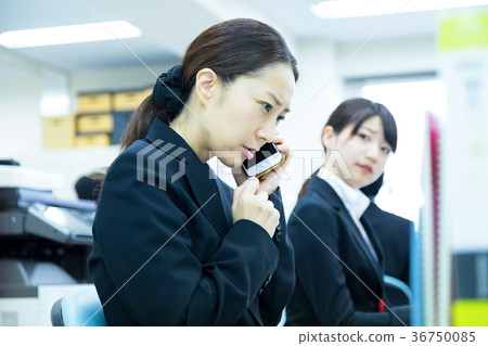 Female employee OL business man corresponding to the phone Office worker Office image Business image 36750085