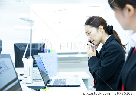 Female employee OL business man corresponding to the phone Office worker Office image Business image Female employee OL business man corresponding to the phone Office worker Office image Business image 36750105