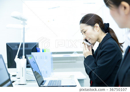 Female employee OL business man corresponding to the phone Office worker Office image Business image 36750107