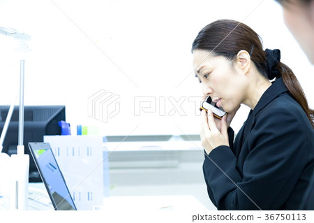 Female employee OL business man corresponding to the phone Office worker Office image Business image Female employee OL business man corresponding to the phone Office worker Office image Business image 36750113