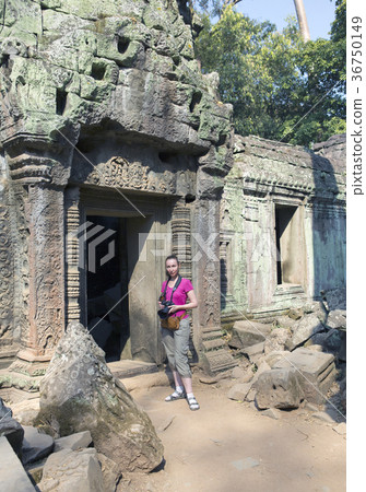 The woman the tourist with the camera at an entran 36750149