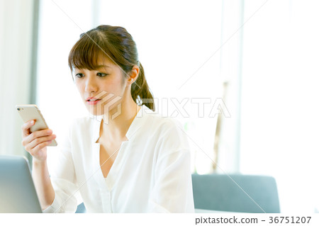 使用PC個人電腦事業形象辦公室女士的女性員工 使用PC個人電腦事業形象辦公室女士的女性員工 36751207