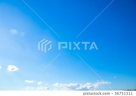 冬天天空秋天天空共同的天空和雲彩白色雲彩和藍天背景材料拷貝空間信件空間 冬天天空秋天天空共同的天空和雲彩白色雲彩和藍天背景材料拷貝空間信件空間 36751311
