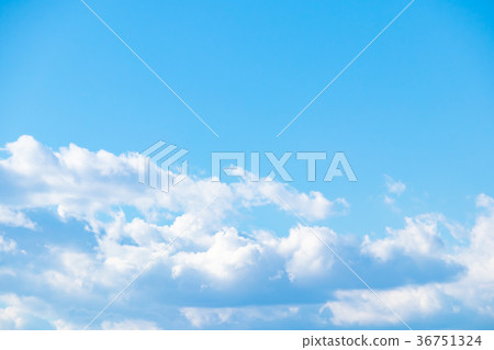 冬天天空秋天天空共同的天空和雲彩白色雲彩和藍天背景材料拷貝空間信件空間 冬天天空秋天天空共同的天空和雲彩白色雲彩和藍天背景材料拷貝空間信件空間 36751324