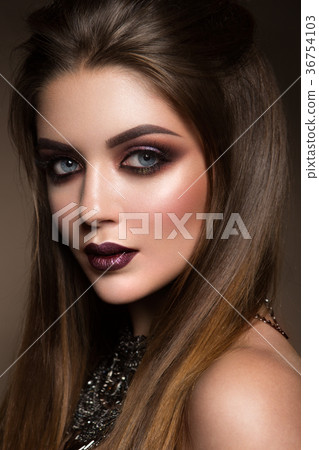Beauty portrait of model with natural make-up 36754103