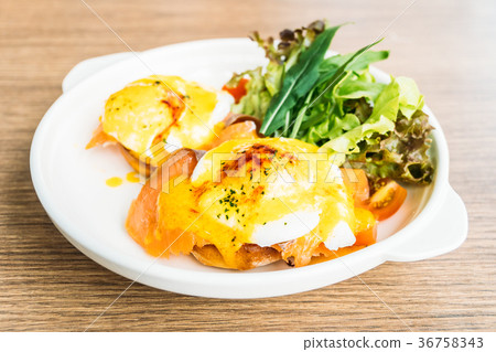 Eggs benedict with smoked salmon 36758343