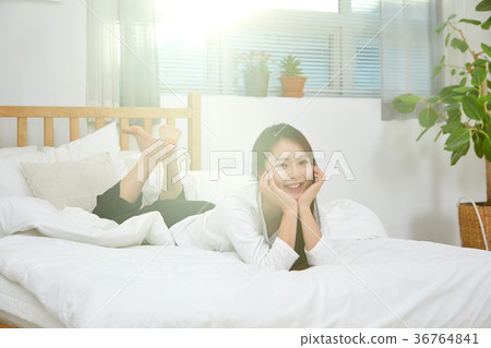 一個女人在床上有一個輕鬆的下午 一個女人在床上有一個輕鬆的下午 36764841