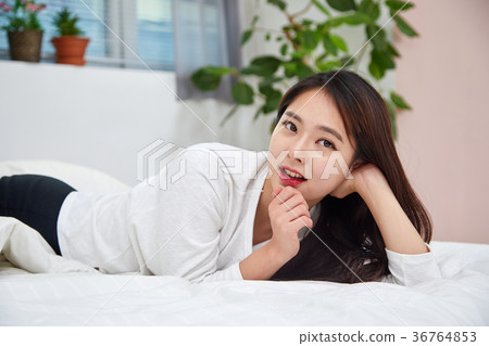 一個女人在床上有一個輕鬆的下午 一個女人在床上有一個輕鬆的下午 36764853