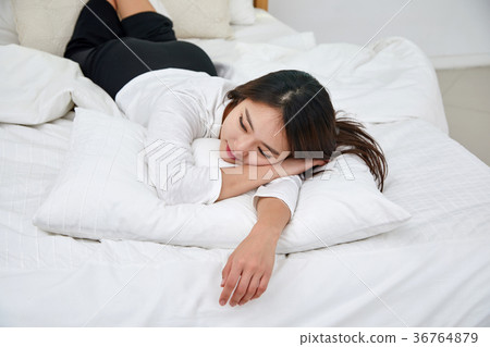 一個女人在床上有一個輕鬆的下午 36764879