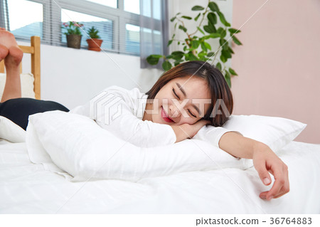 一個女人在床上有一個輕鬆的下午 一個女人在床上有一個輕鬆的下午 36764883