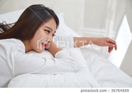 一個女人在床上有一個輕鬆的下午 36764889