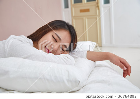 一個女人在床上有一個輕鬆的下午 一個女人在床上有一個輕鬆的下午 36764892