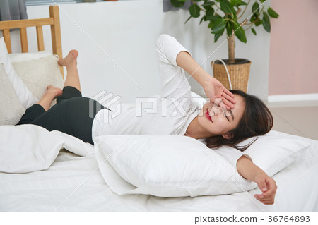 一個女人在床上有一個輕鬆的下午 36764893