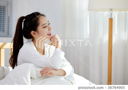 一個女人在床上有一個輕鬆的下午 36764905