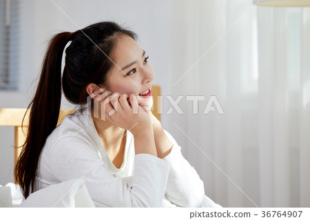 一個女人在床上有一個輕鬆的下午 36764907
