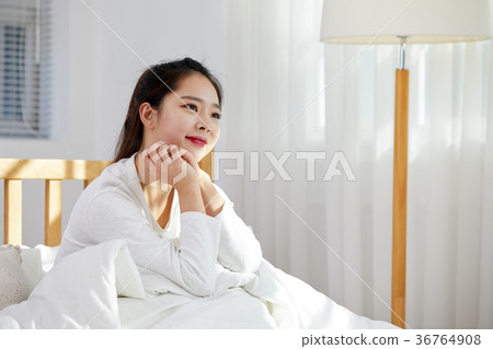一個女人在床上有一個輕鬆的下午 36764908