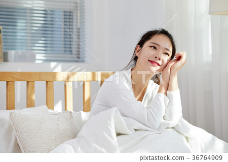 一個女人在床上有一個輕鬆的下午 36764909