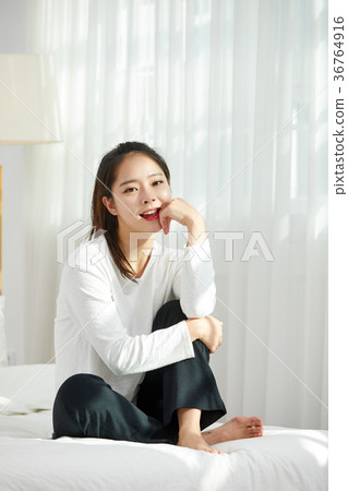 一個女人在床上有一個輕鬆的下午 36764916