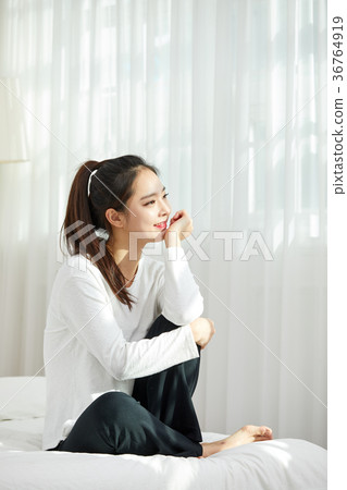 一個女人在床上有一個輕鬆的下午 36764919