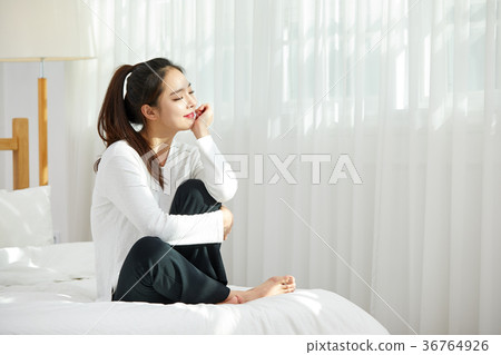 一個女人在床上有一個輕鬆的下午 36764926