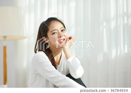 一個女人在床上有一個輕鬆的下午 36764934