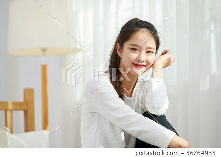 一個女人在床上有一個輕鬆的下午 36764935